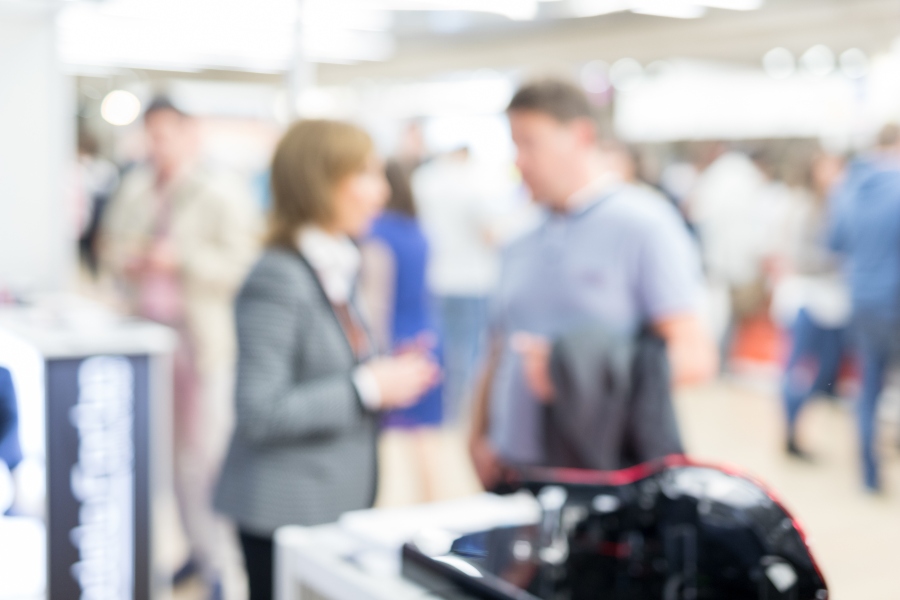 Jedes Gespräch ist wichtig, um Kunden zu akquirieren neukunden-gespraech-messe