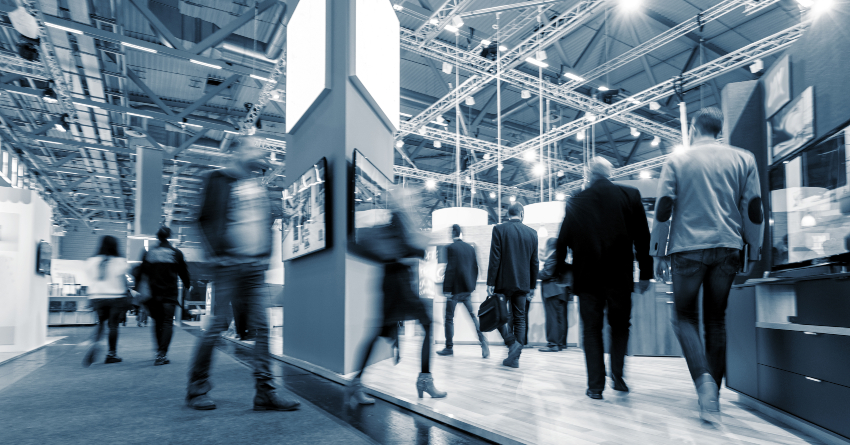 Messestand mit Messeregalen im Einsatz