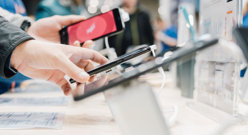 Social Media wird immer wichtiger auf Messen Handy auf einer Messe - so sieht die Messe der Zukunft aus