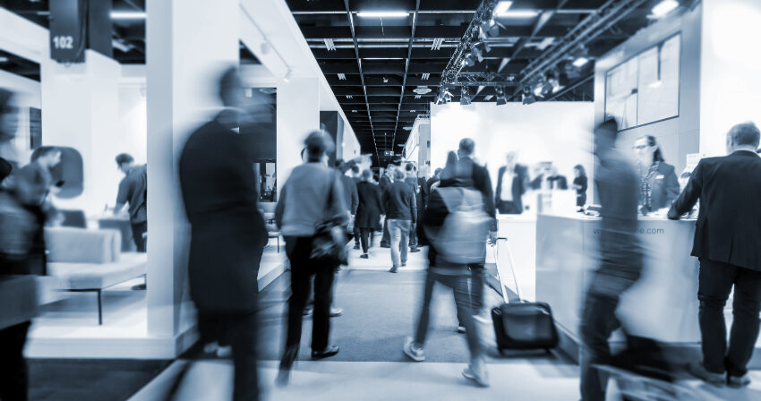Menschen auf einer Messe