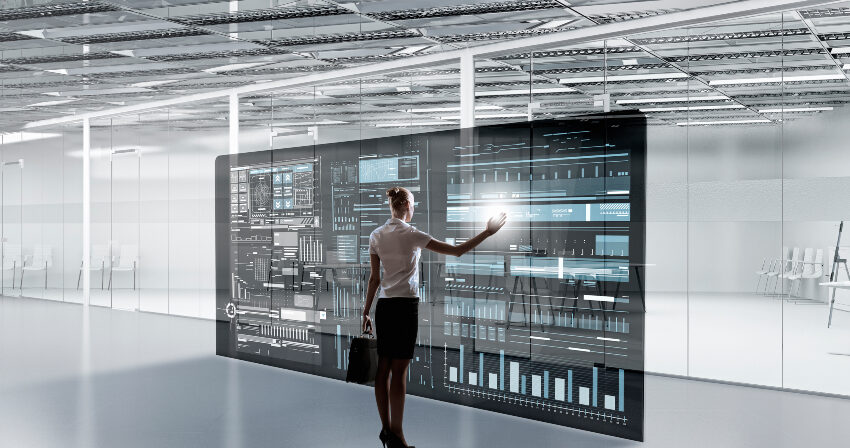 Frau steht vor Multimedia Display