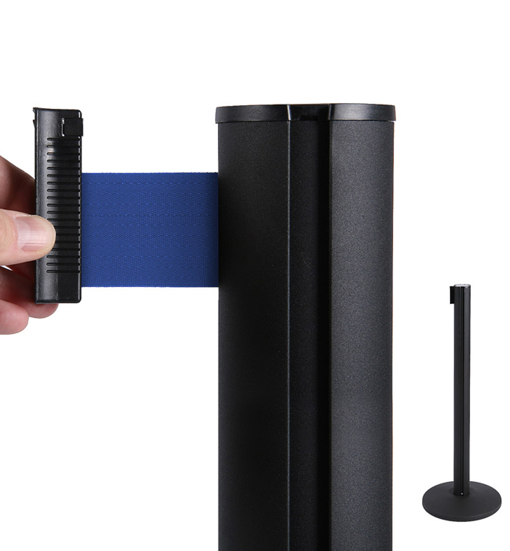 Schwarzer Absperrständer mit Gurtband - blaues Gurtband