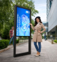 Digitale Outdoor Stele Design mit 55" Samsung-Bildschirm - Live 02