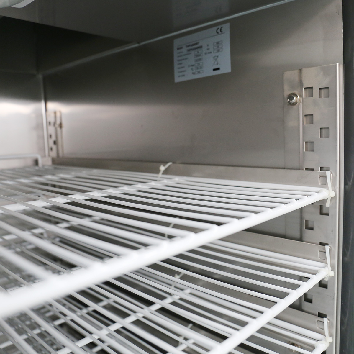 Edelstahltiefkühlschrank, Inhalt 733 Liter, Backnorm, 10Paar Schienen, ohne Trageroste