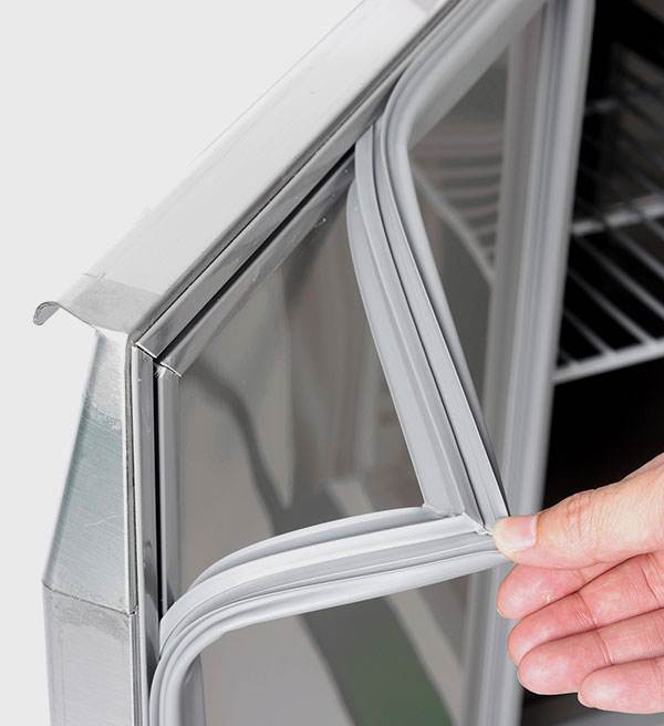 Saladette 3 Türen,137 x 70 gerader Glasaufbau, Klarglas