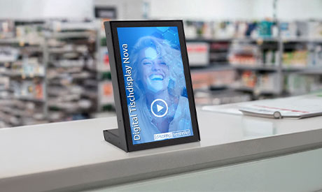 Digitaler Tischaufsteller mit Bildschirm auf einer Verkaufstheke