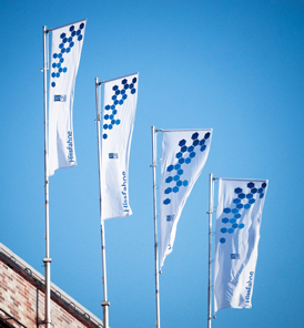 Werbefahnen für den Einzelhandel zur Markeninszenierung und Kundenbindung