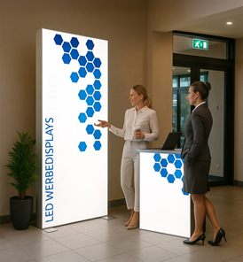 LED Werbedisplay im Hotel mit leuchtender Anzeige für Veranstaltungen, Angebote und Willkommensgrüße