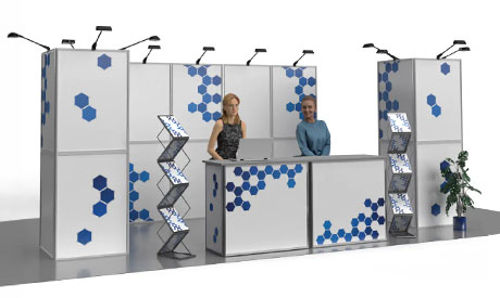 Faltbarer Messestand mit bedruckter Messewand, Theken und Fahnen
