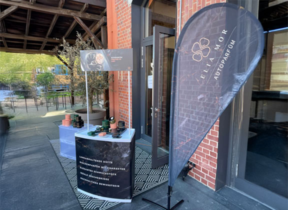Outdoor-Messestand mit Beachflag