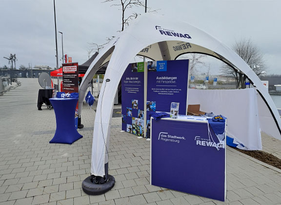 Outdoor-Messestand mit Domezelt