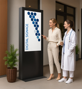 Digital Signage Monitor in einer Arztpraxis mit Gesundheits­informationen und Patientenhinweisen
