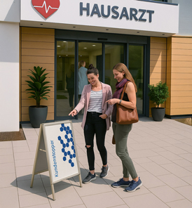 Kundenstopper vor einer Arztpraxis mit Information zu Öffnungszeiten und Vorsorgeaktionen