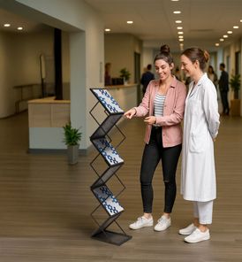 Prospektständer im Wartezimmer einer Arztpraxis mit Patientenbroschüren und Informationsmaterial