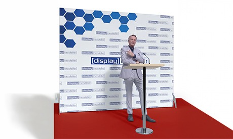 Mobile Pressewand mit individuellem Druck als Hintergrund für Pressefotos und Interviews