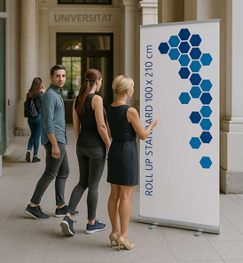 Roll-Up in einer Universitätsaula mit Informationen zu Studienangeboten