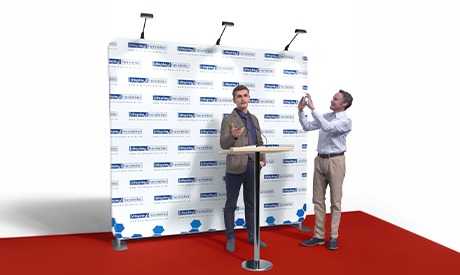 Bedruckte Sponsorenwand als Hintergrund für eine Pressekonferenz