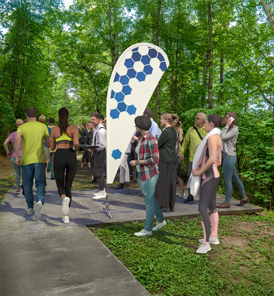 Beachflags mit Logo im Außenbereich von Sportveranstaltung