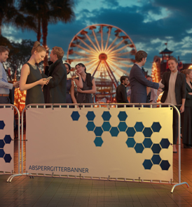 Absperrgitter-Banner mit Werbedruck auf einem Stadtfest