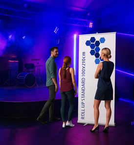 Roll-Up Banner im Theaterfoyer mit Veranstaltungshinweisen
