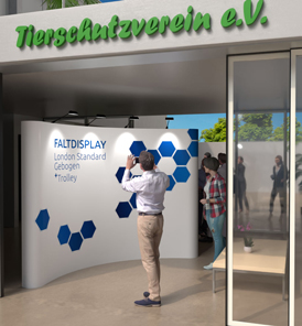 Faltdisplay mit Vereinspräsentation und Sponsorenlogos bei einer Veranstaltung