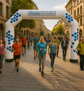Aufblasbarer Torbogen mit Vereinsbranding am Start einer Sportveranstaltung