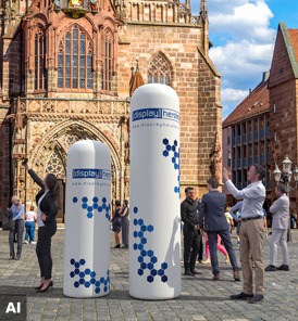 Aufblasbare Werbesäule mit Vereinslogo vor einer Eventhalle