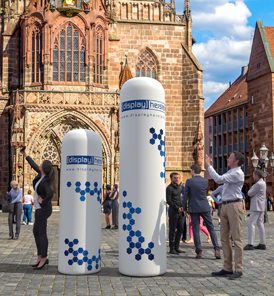 Aufblasbare Werbesäule mit Vereinslogo vor einer Eventhalle