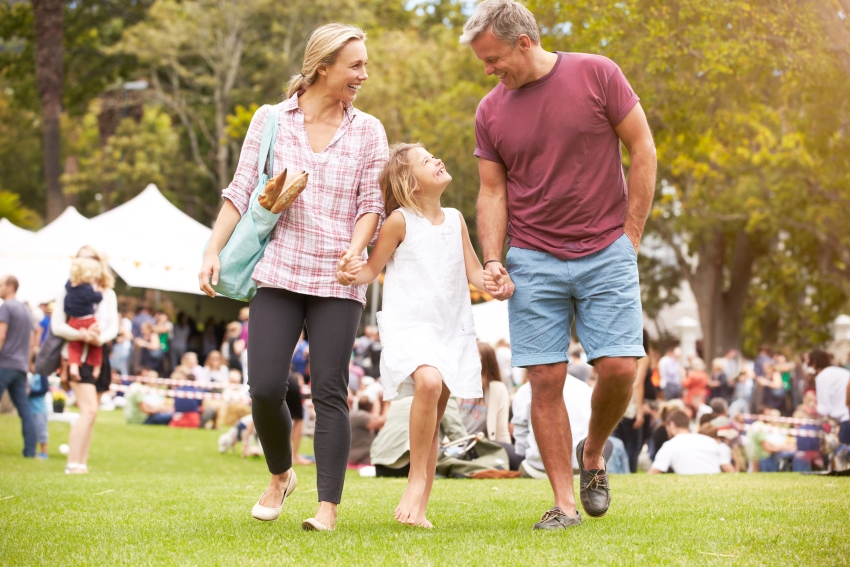 Familie auf einem Outdoor Sommer Event