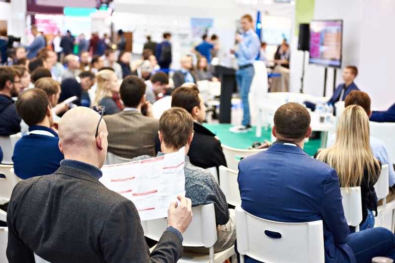 Besucher betrachtet Broschüre mit Programm des Seminars Besucher betrachtet Broschuere mit Programm des Seminars