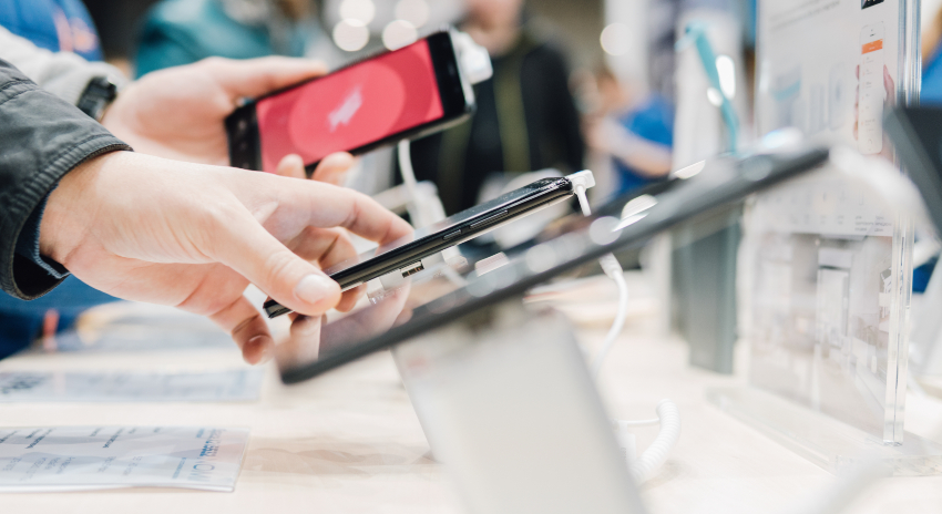 Handy auf einer Messe - so sieht die Messe der Zukunft aus