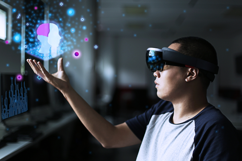 Junger Mann mit Virtual Reality Brille