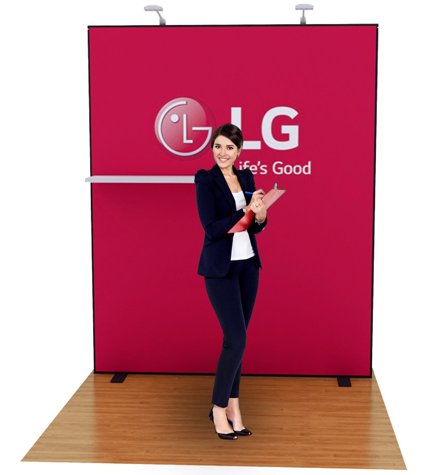 Frau steht vor einer Messewand mit LG Logo