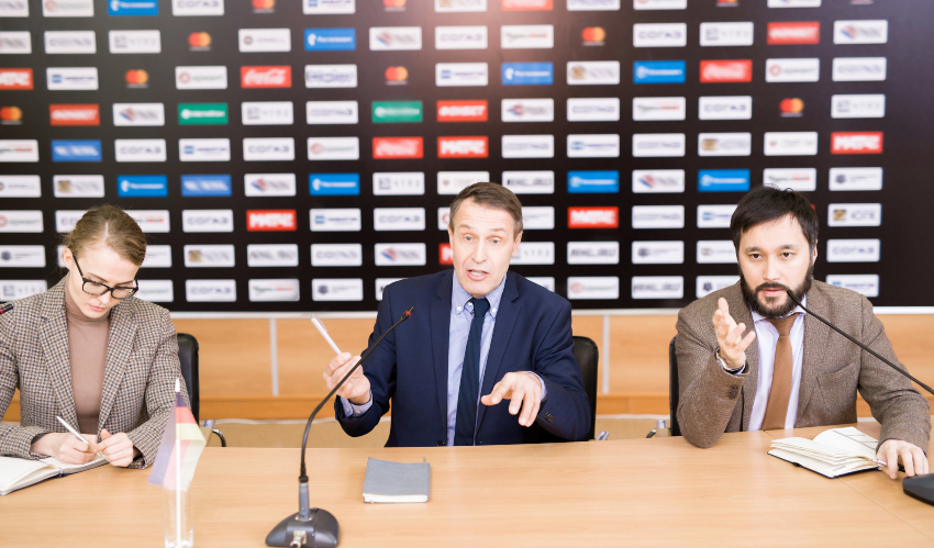 Pressekonferenz mit Sponsorenwand